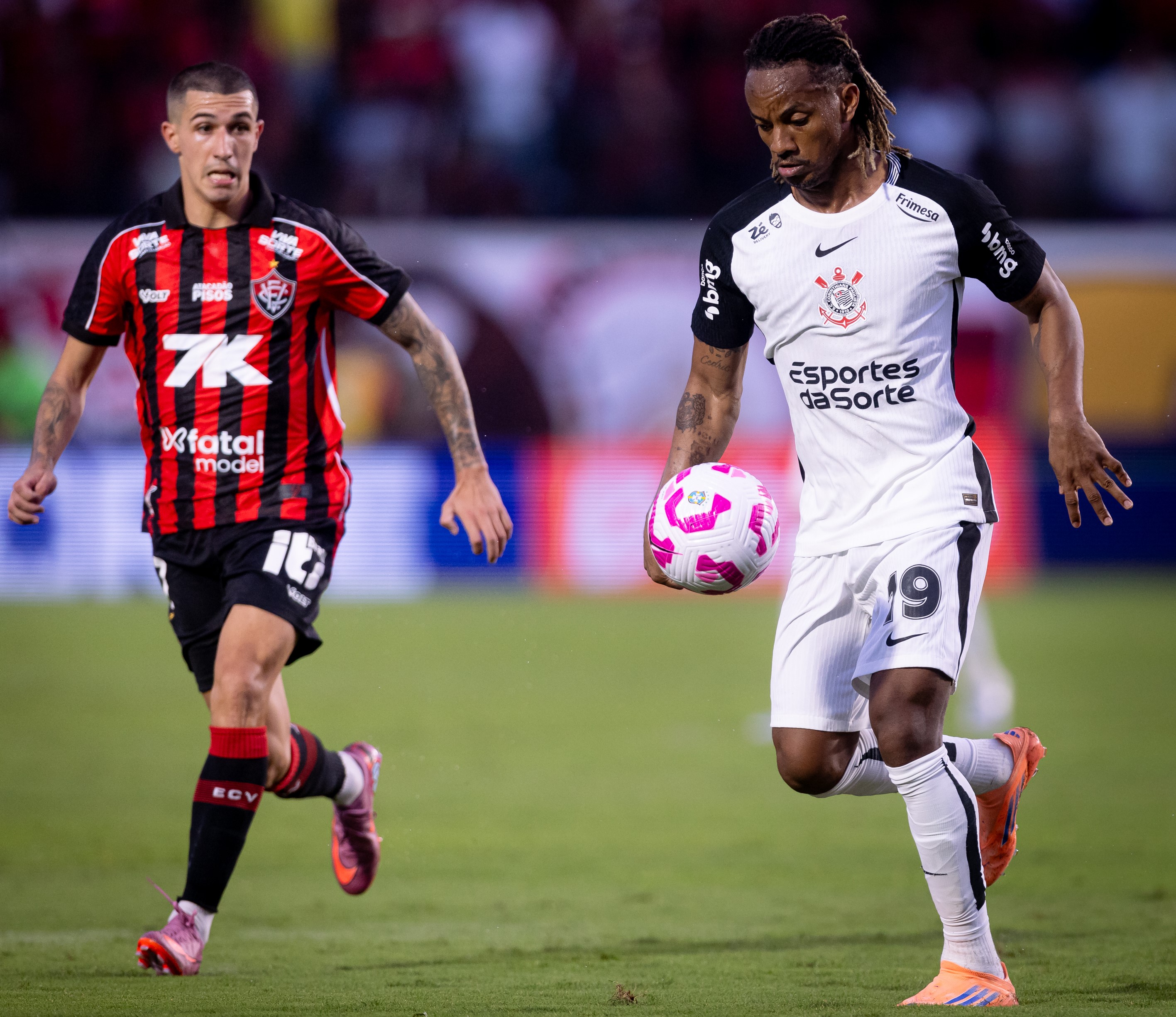 Recuperado, Carrillo retorna ao time e ganha confiança de Dorival