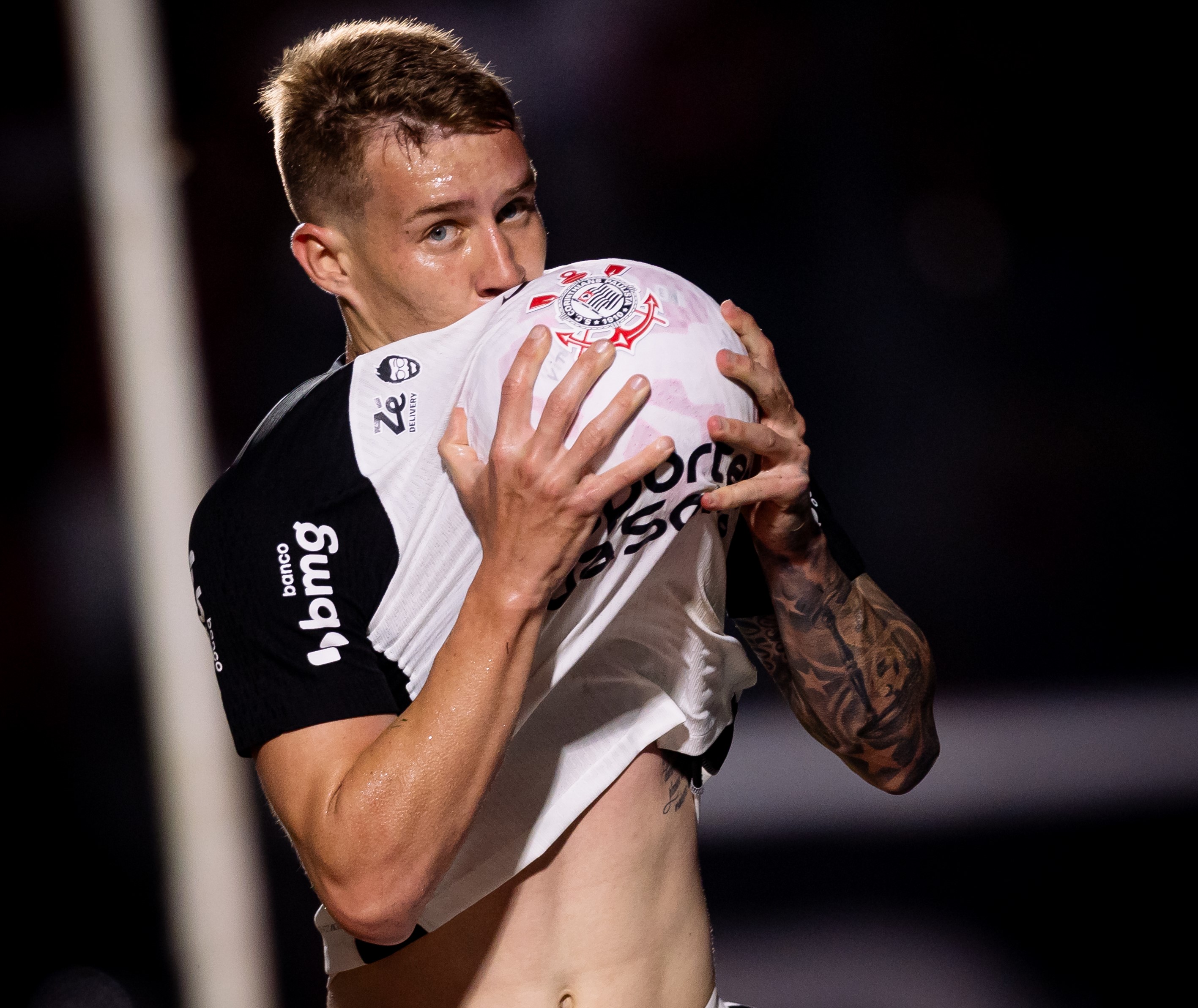 Charles elogia trajetória do Corinthians: 