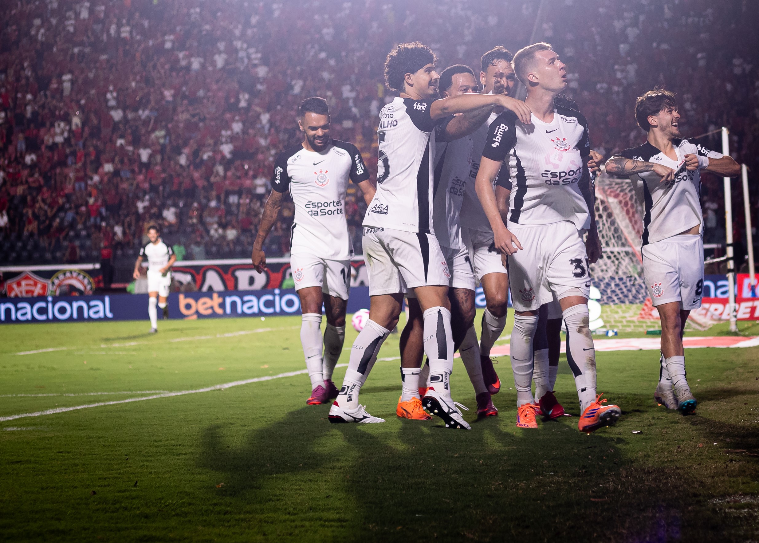 Corinthians muda postura e, com competitividade fora de casa, conquista vitória decisiva na temporada