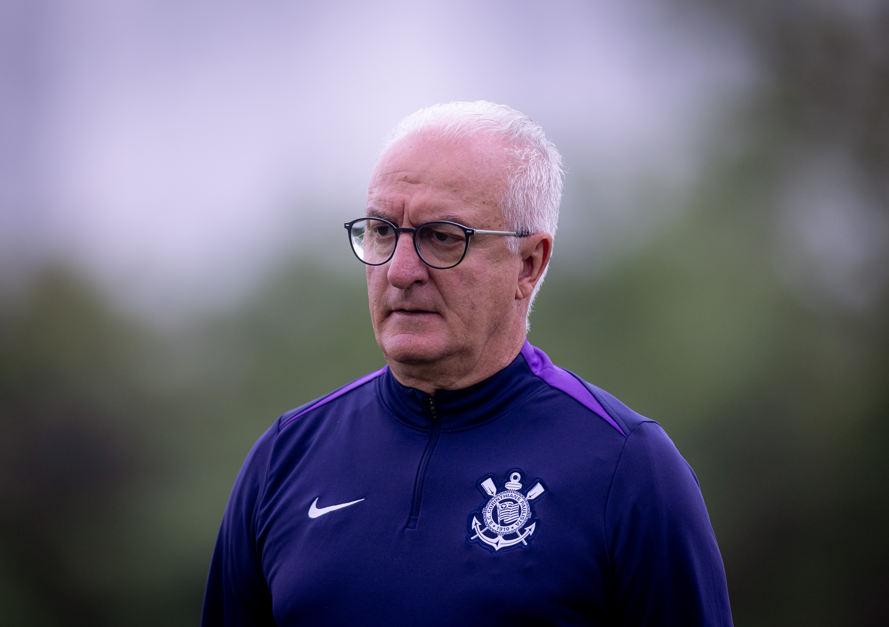 Crise de Ausências: Hugo Souza e Memphis Depay fora de treino e travam Dorival para o Grêmio