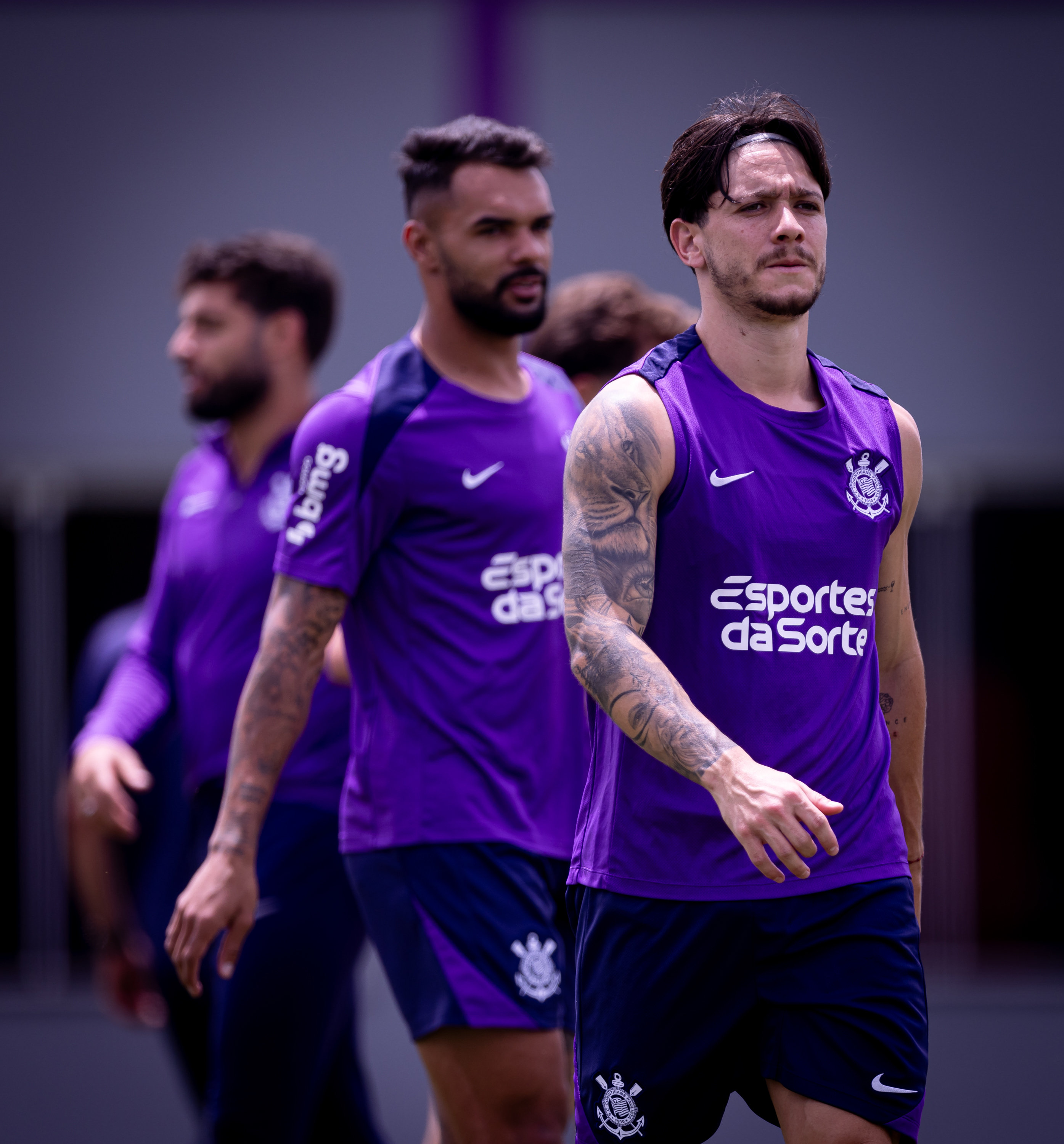 Memphis Depay volta a treinar, mas Hugo Souza trava a escalação.