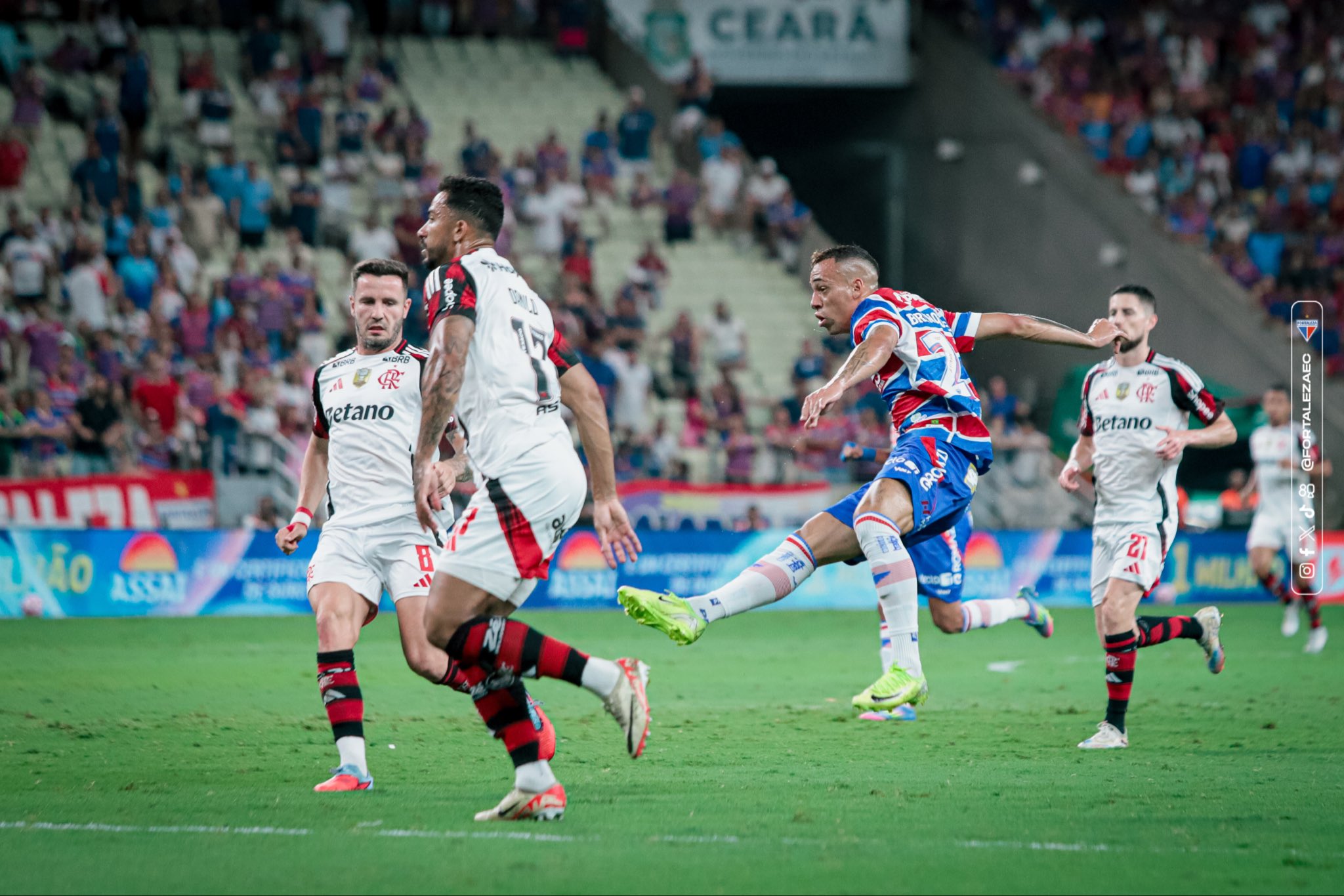 Flamengo cai diante do Fortaleza e vê Palmeiras se isolar na liderança do Brasileirão