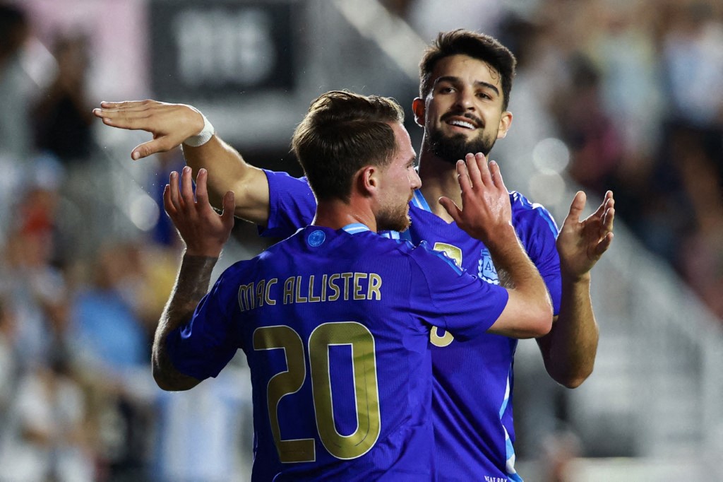 Flaco López e Aníbal Moreno se destacam na goleada da Argentina