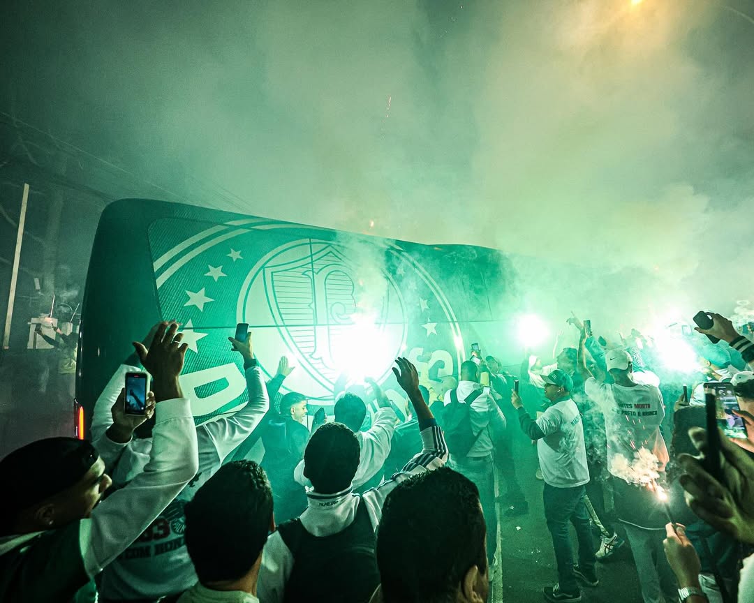 Torcida vibra e acompanha ônibus do Palmeiras até o Allianz, em clima de decisão na Libertadores