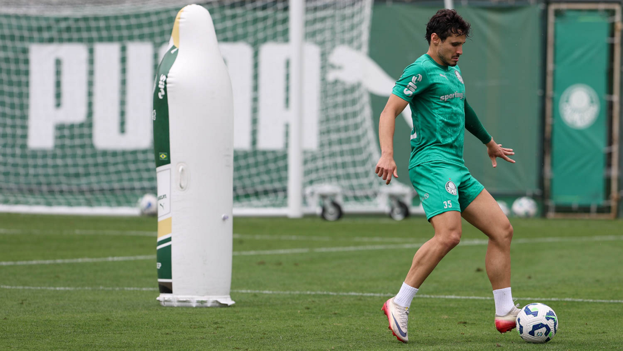 Raphael Veiga destaca preparação do Palmeiras para duelo contra o Juventude com desfalques