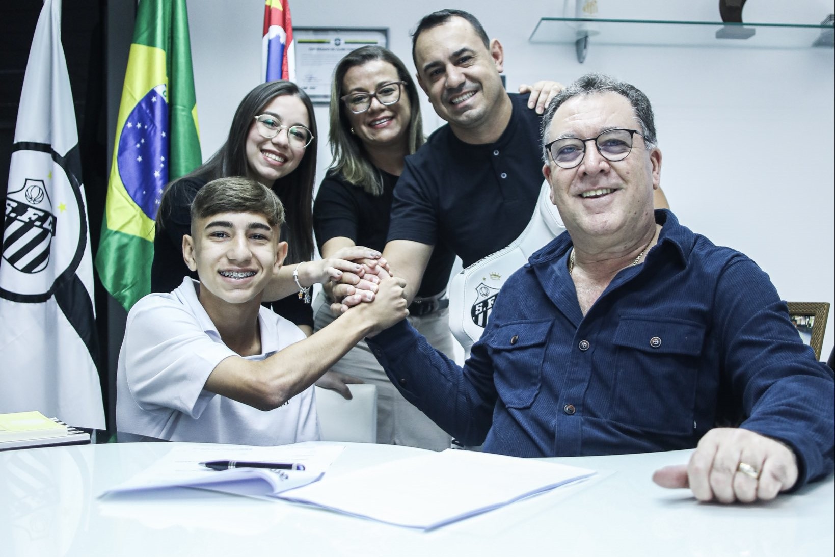 Atacante assina contrato de formação com o Santos e cita inspiração em Neymar