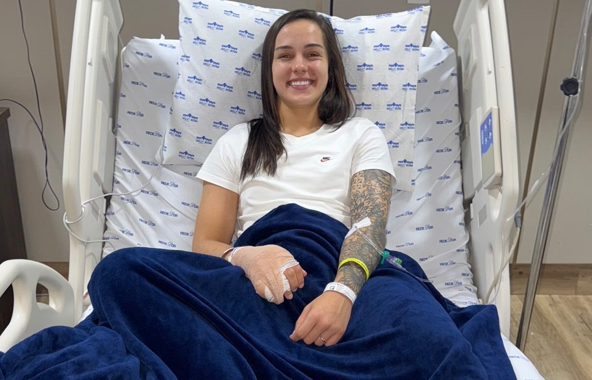Goleira do Corinthians feminino, após conquista da Libertadores, enfrenta cirurgia na mão em recuperação