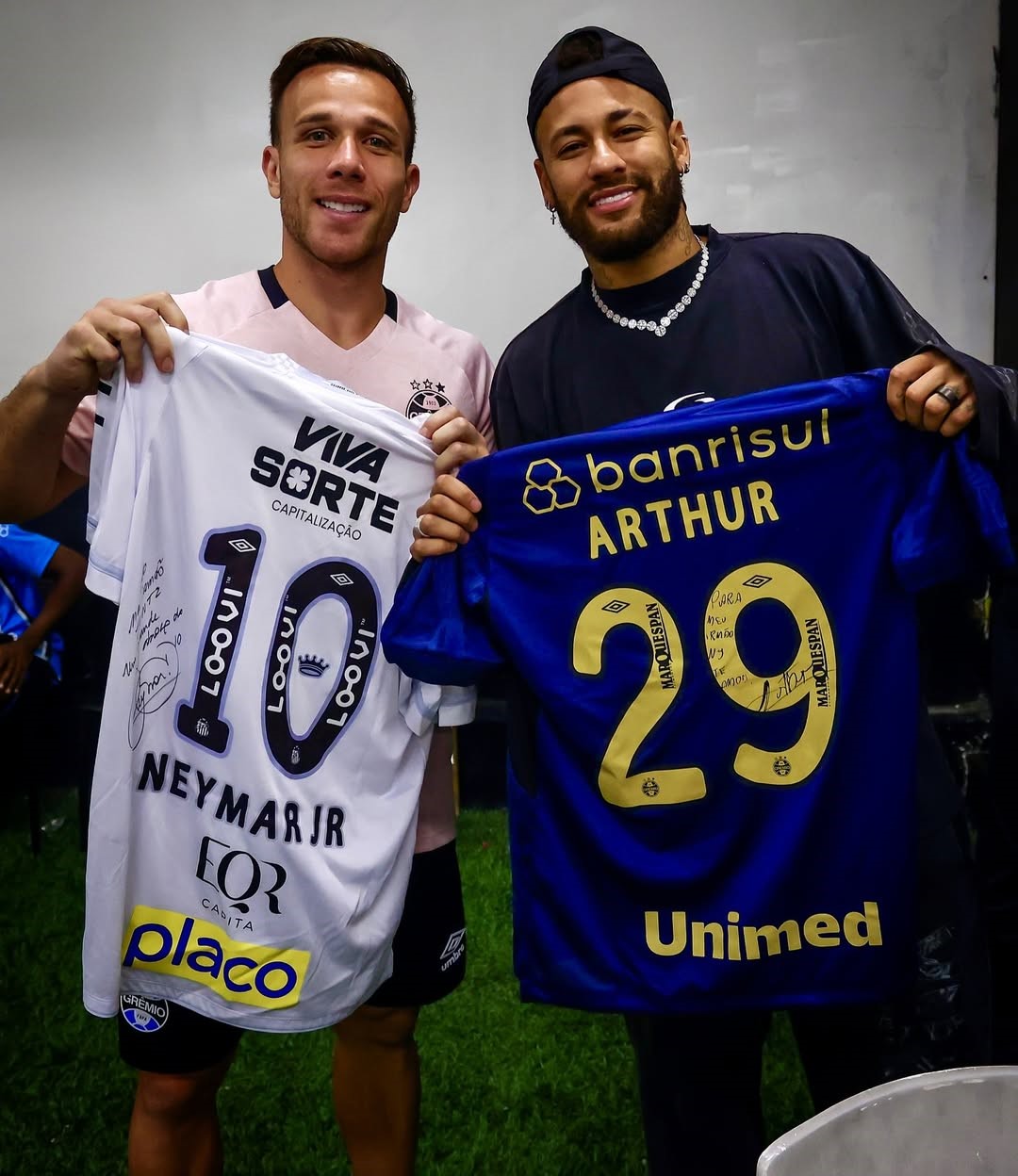Em recuperação, Neymar troca camisa com Arthur nos bastidores de Santos x Grêmio