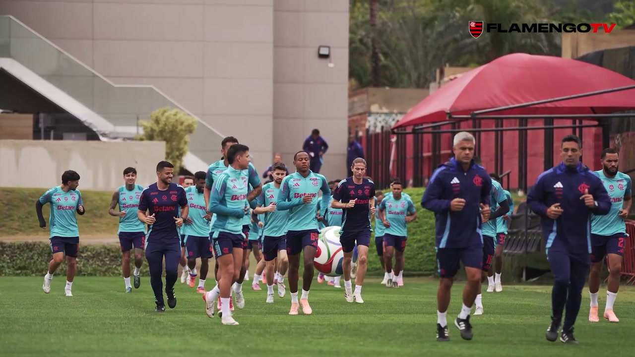 Filipe Luís lidera treino do Flamengo durante a Data FIFA