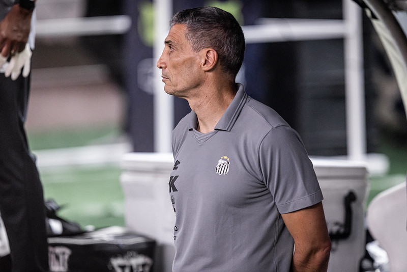 Vojvoda admite atuação ruim do Santos em derrota para o Ceará: 