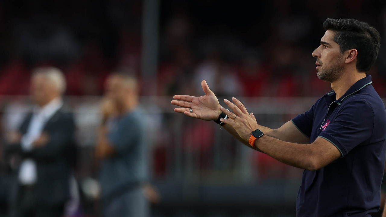 ALFINETOU? Abel rebate Crespo e diz que Palmeiras cresceu com base e trabalho, não com dinheiro