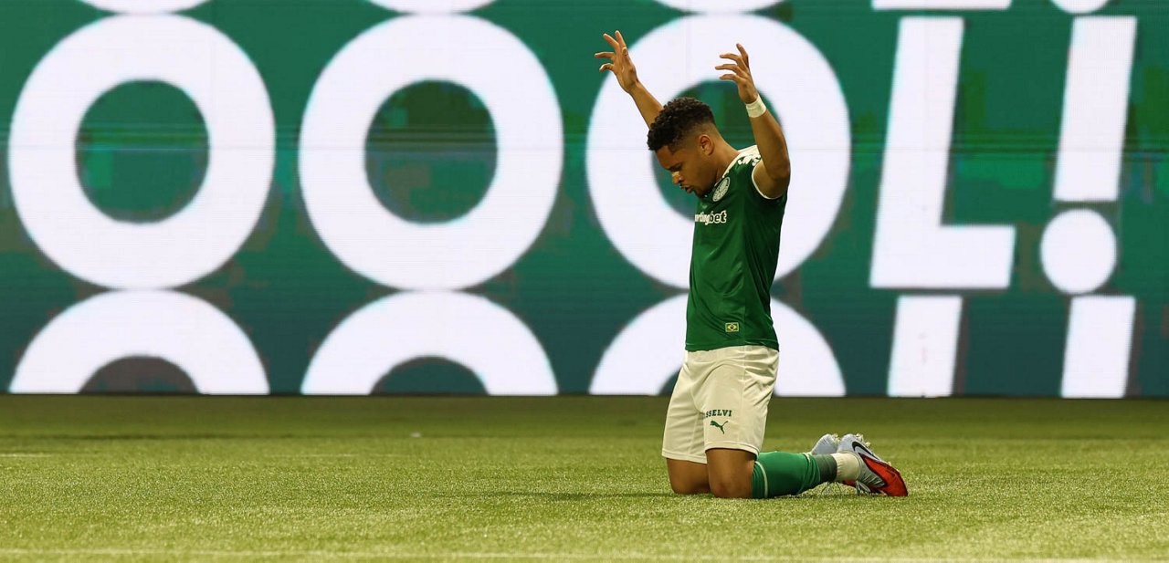 Vitor Roque, de promissor patinho feio a destaque no Palmeiras: a transformação sob Abel