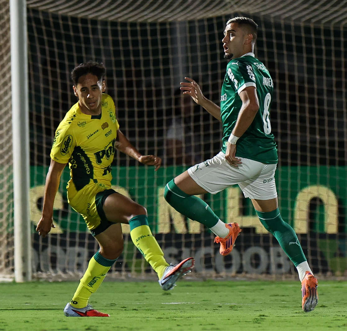 Andreas Pereira leva terceiro amarelo e desfalca o Palmeiras no clássico com o Santos