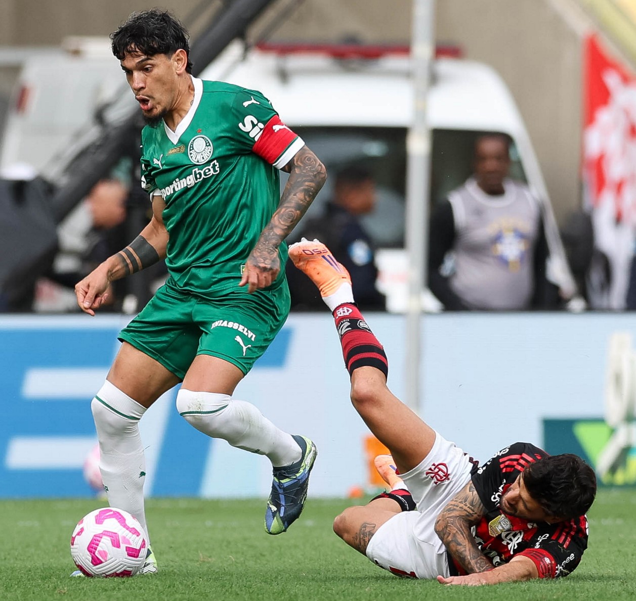 Trio de jogadores do Verdão punidos? Jogadores serão julgados pelo STJD por ofensas à arbitragem.
