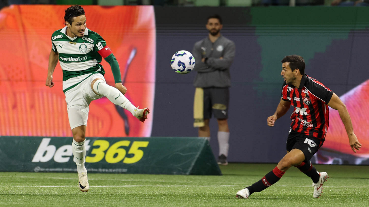 Palmeiras empata com Vitória e vê Flamengo abrir vantagem na liderança do Brasileiro