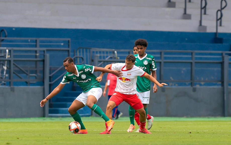Palmeiras e Bragantino empatam em duelo acirrado na final do Paulista sub-15, deixando tudo em aberto