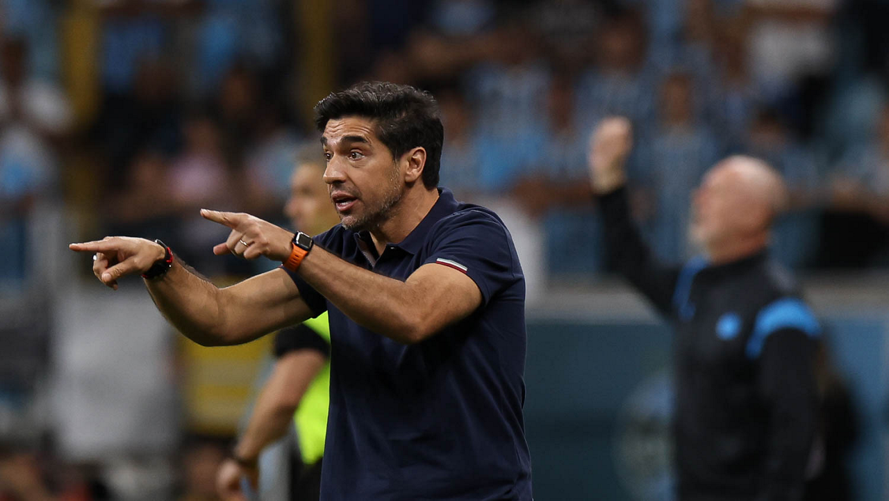 Abel Ferreira dispara críticas à arbitragem em clássico e questiona: 