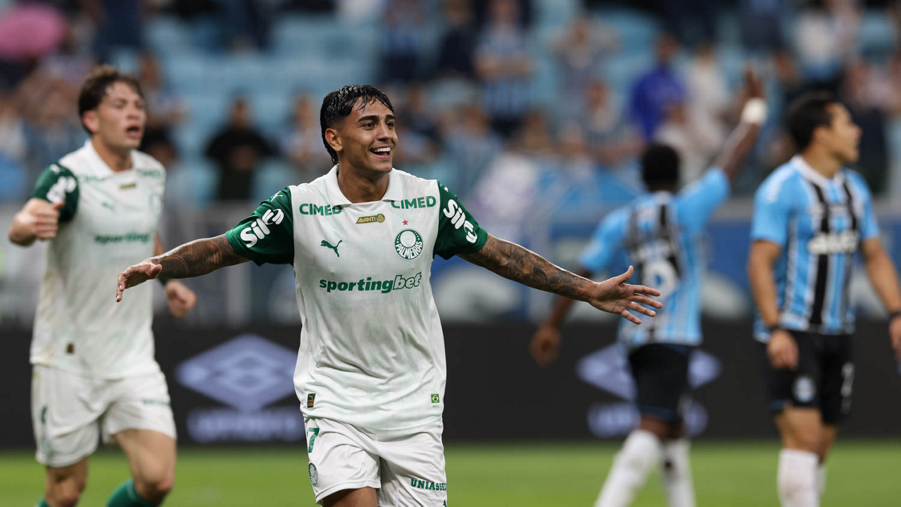 Facundo Torres reencontra o caminho das redes pelo Palmeiras após quatro meses de jejum