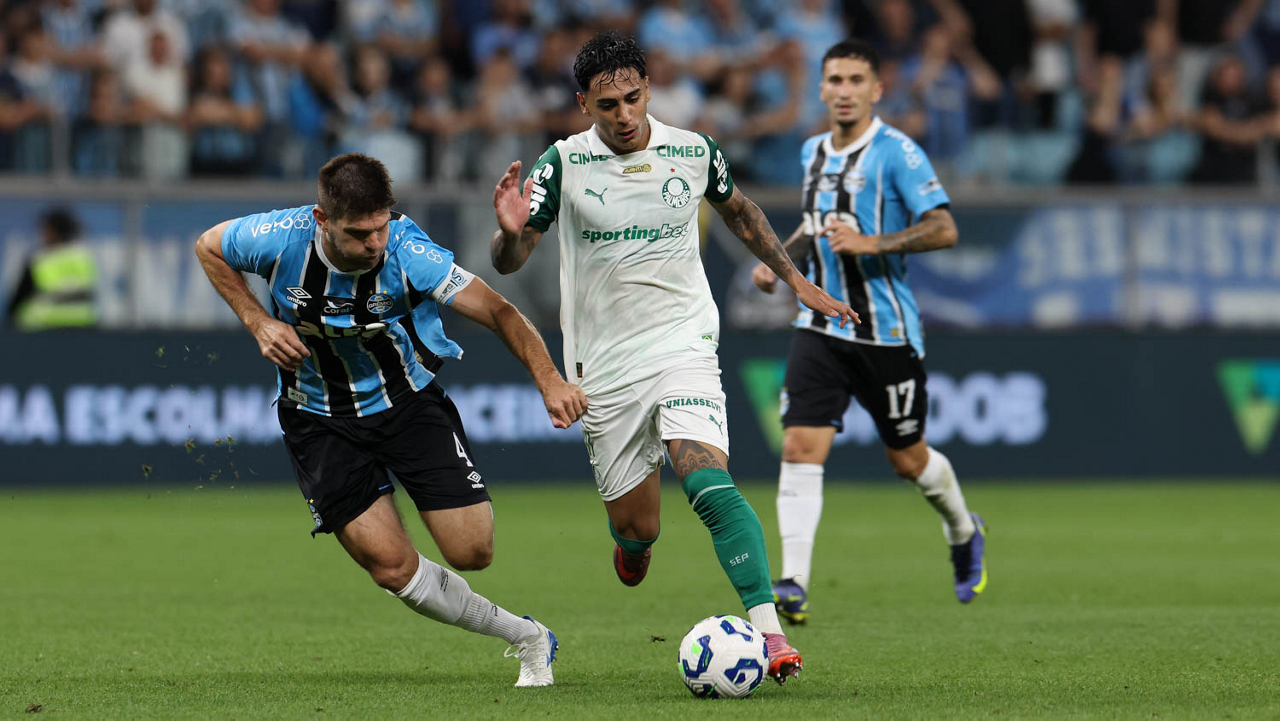 Grêmio surpreende Palmeiras com virada, enquanto Flamengo amplia vantagem na tabela
