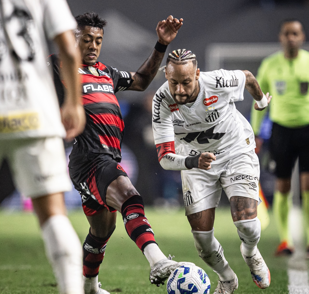 Santos e Flamengo se preparam para duelo decisivo, com retrospecto equilibrado e tensões nos bastidores