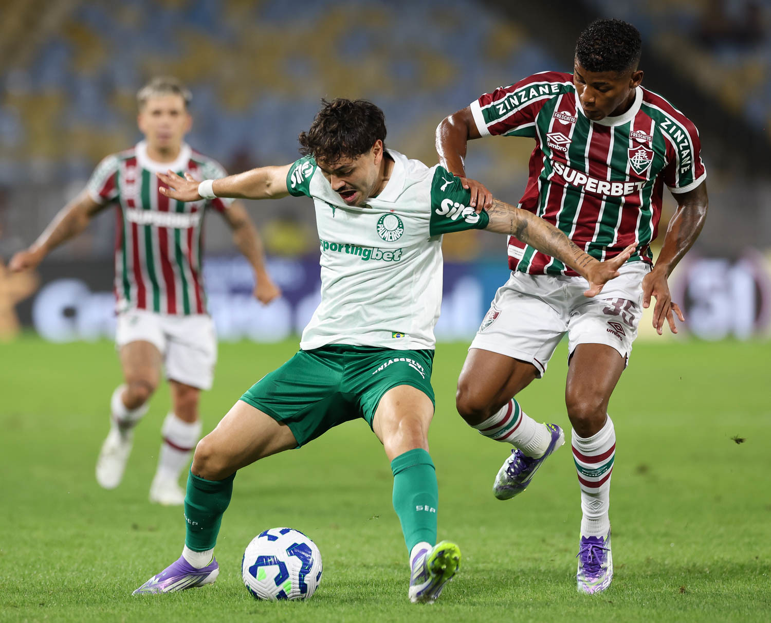 Palmeiras e Fluminense se enfrentam em meio a rivalidade histórica; onde assistir ao duelo decisivo?