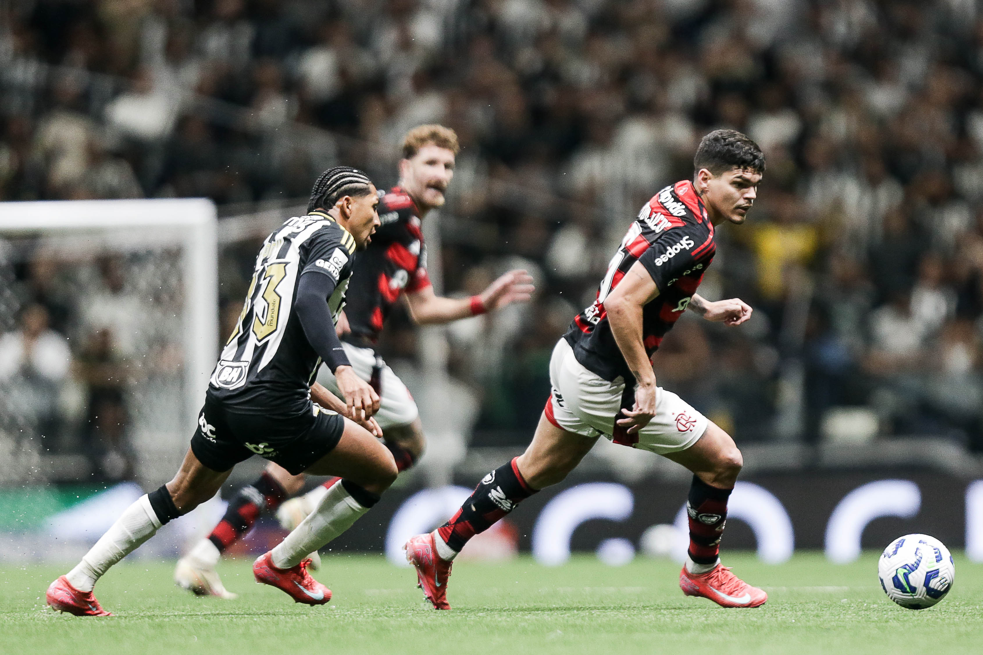 Atlético-MG desafia Flamengo em duelo decisivo no Brasileiro; veja onde assistir e estatísticas