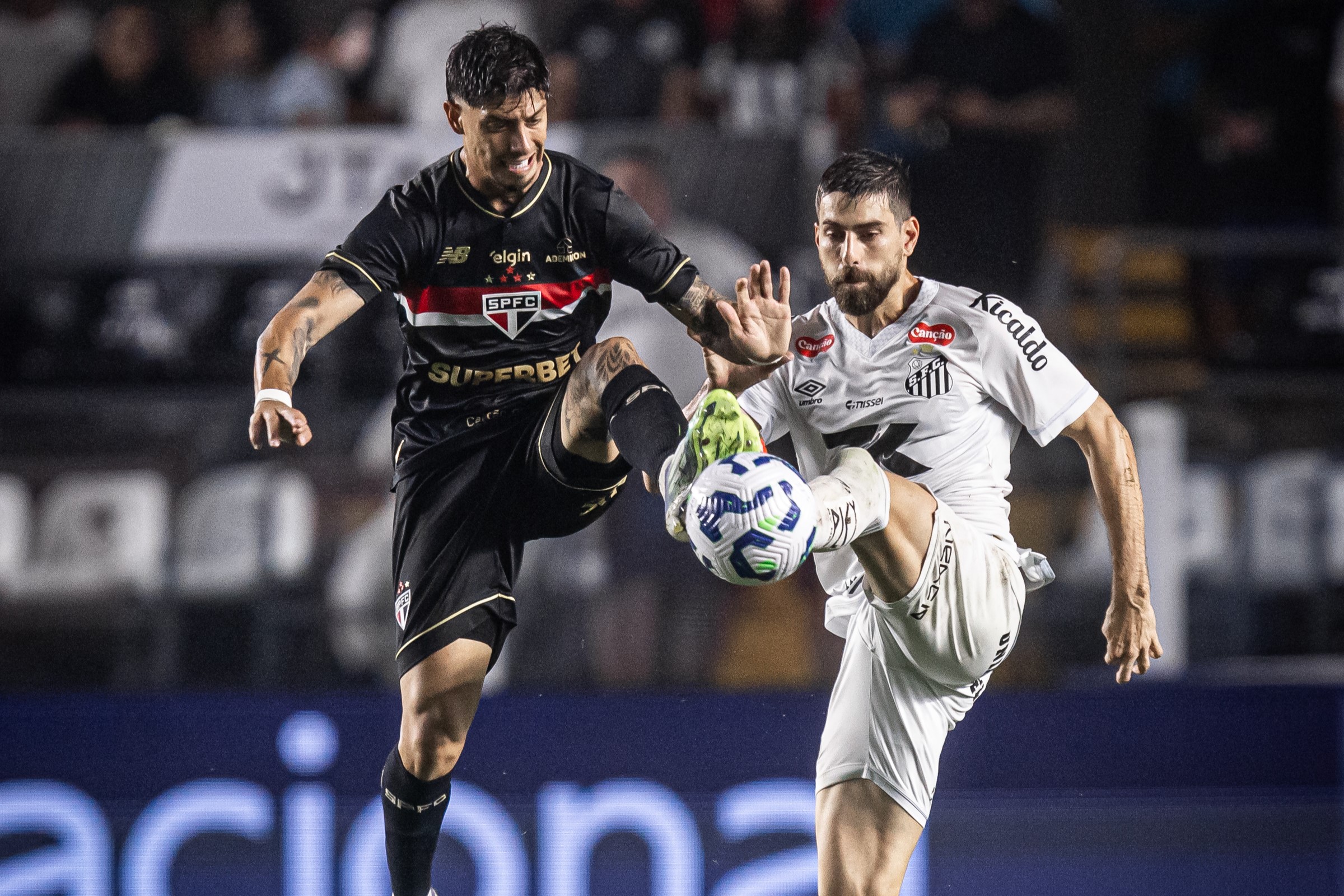 Santos e São Paulo amargam desempenho desastroso em 10 rodadas enquanto Corinthians se recupera