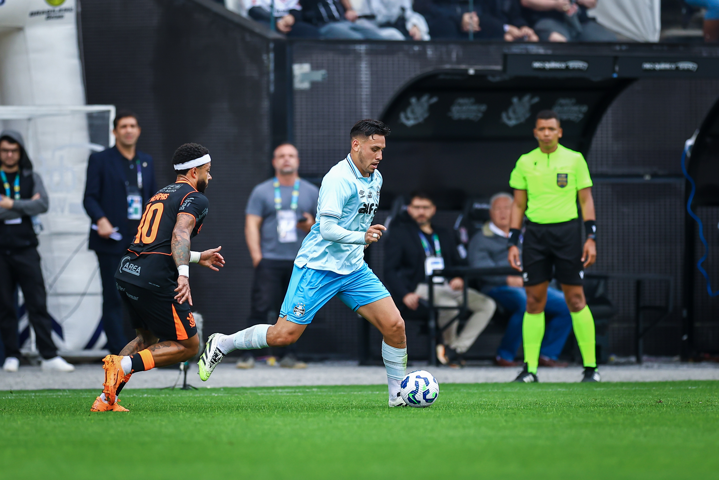 Corinthians dispara na tabela com vitória sólida sobre Grêmio, 2 a 0, em casa