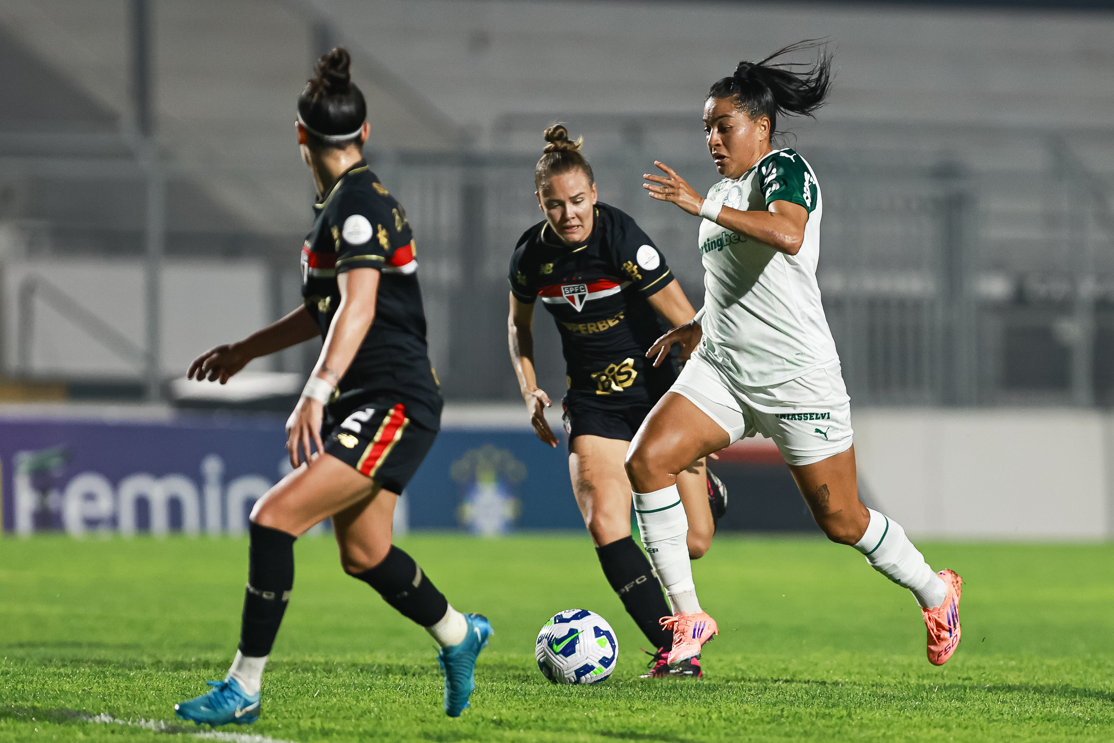 São Paulo e Palmeiras se enfrentam em duelo emocionante pela Copa do Brasil feminina; veja fotos!