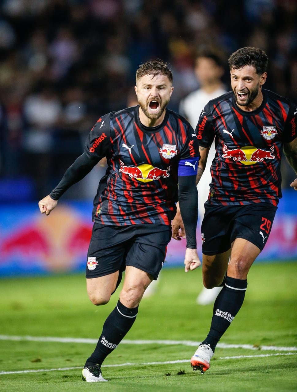 Corinthians, com dois a menos, sofre gol no fim e amarga derrota para o Bragantino na Vila Belmiro