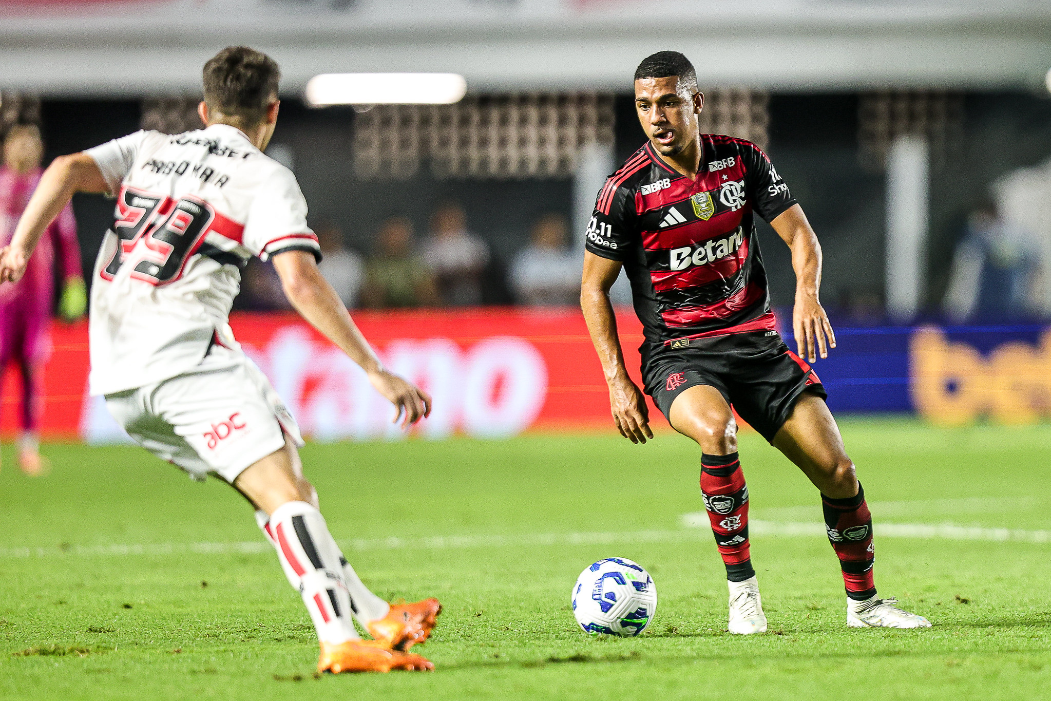 Samuel Lino valoriza ponto conquistado pelo Flamengo contra o São Paulo: Vai nos ajudar