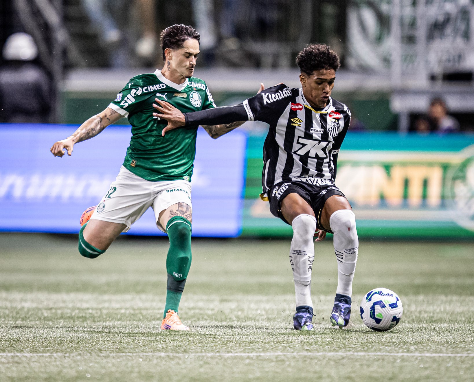 Santos e Palmeiras se enfrentam em clássico decisivo: três pontos valiosos em jogo no Brasileirão