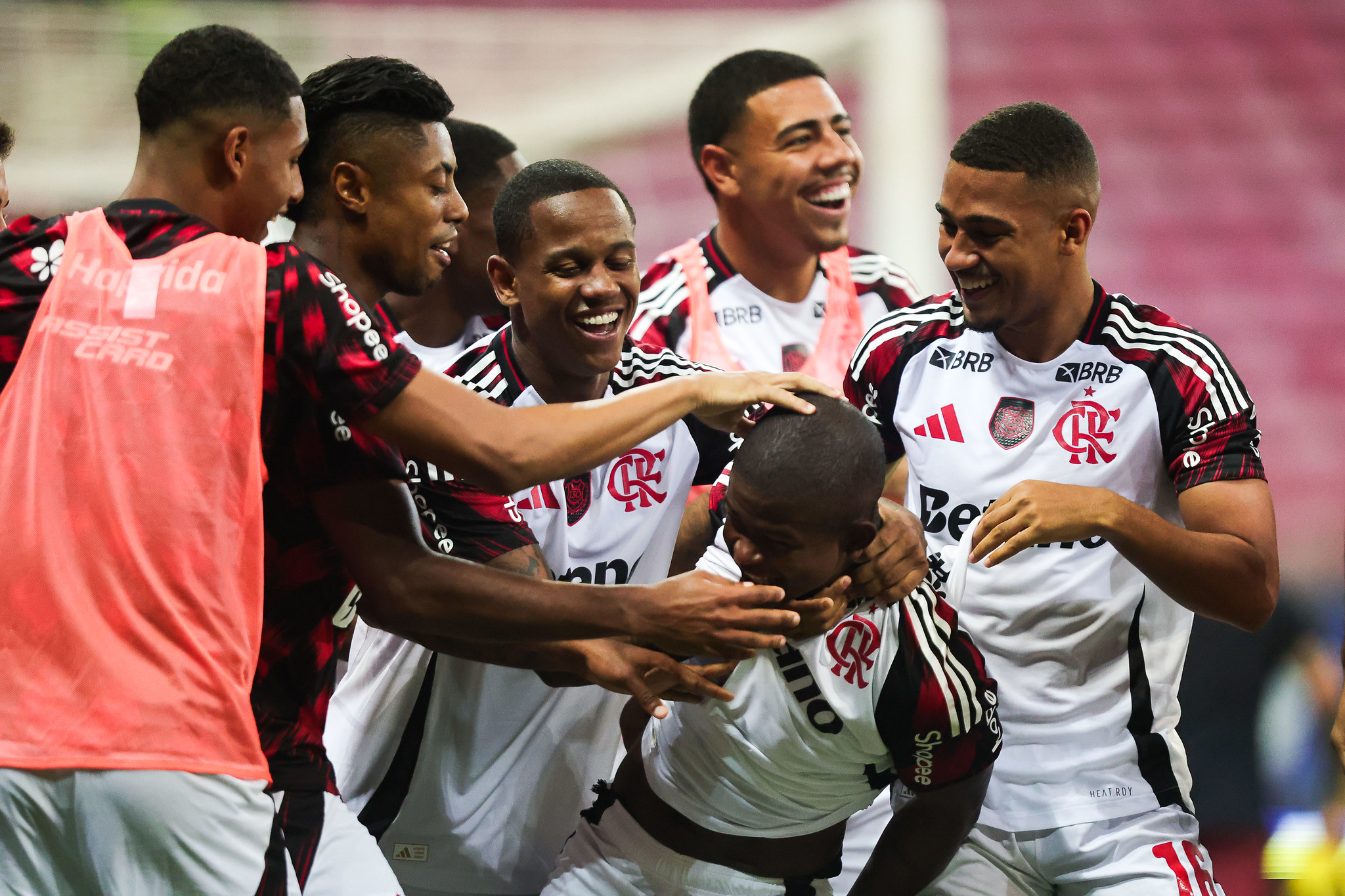 Flamengo dispara na liderança após goleada contundente sobre o Sport em dia de festa no Maracanã