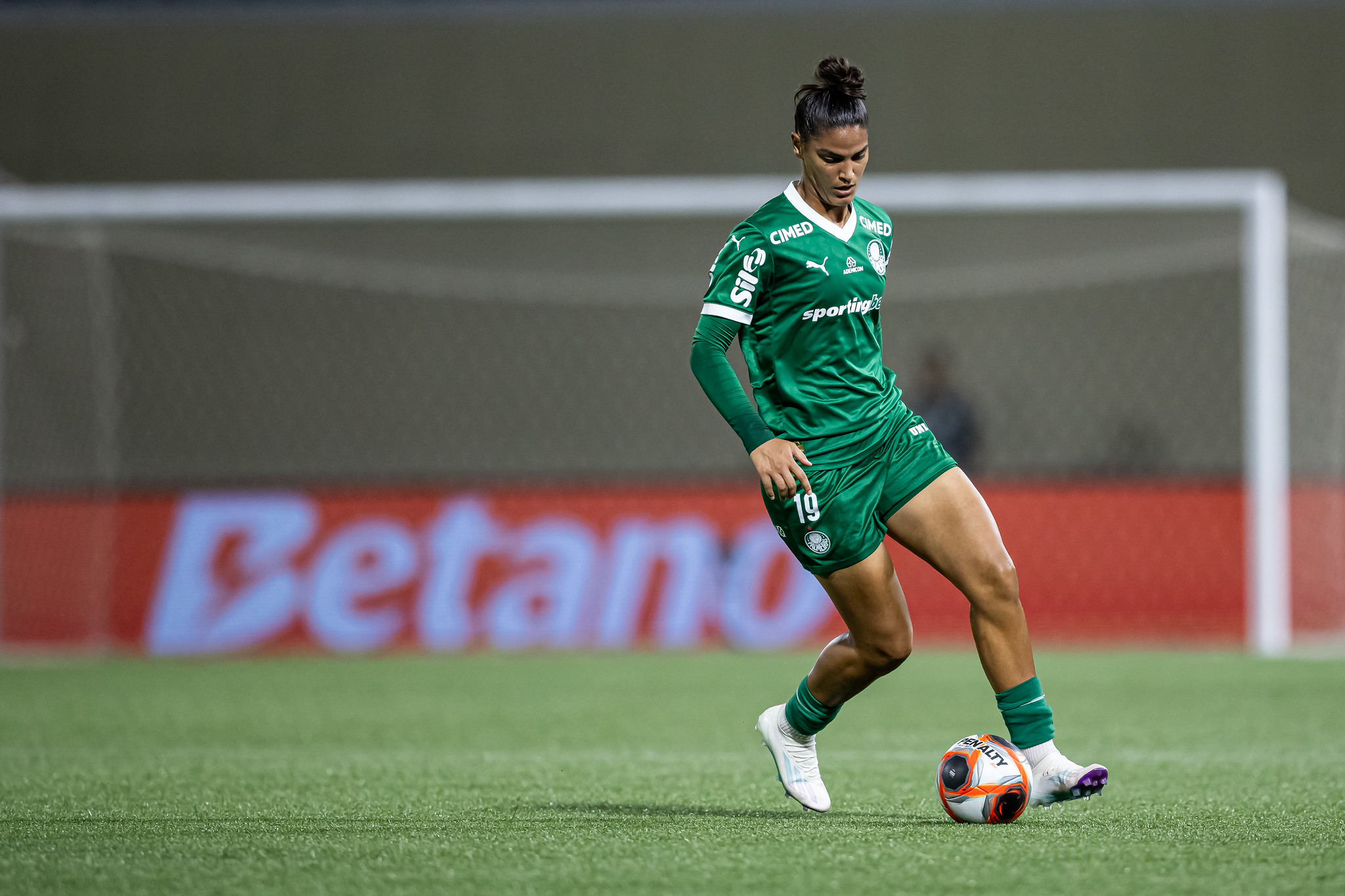 Palmeiras feminino enfrenta crise: Meia passa por cirurgia após grave lesão no joelho