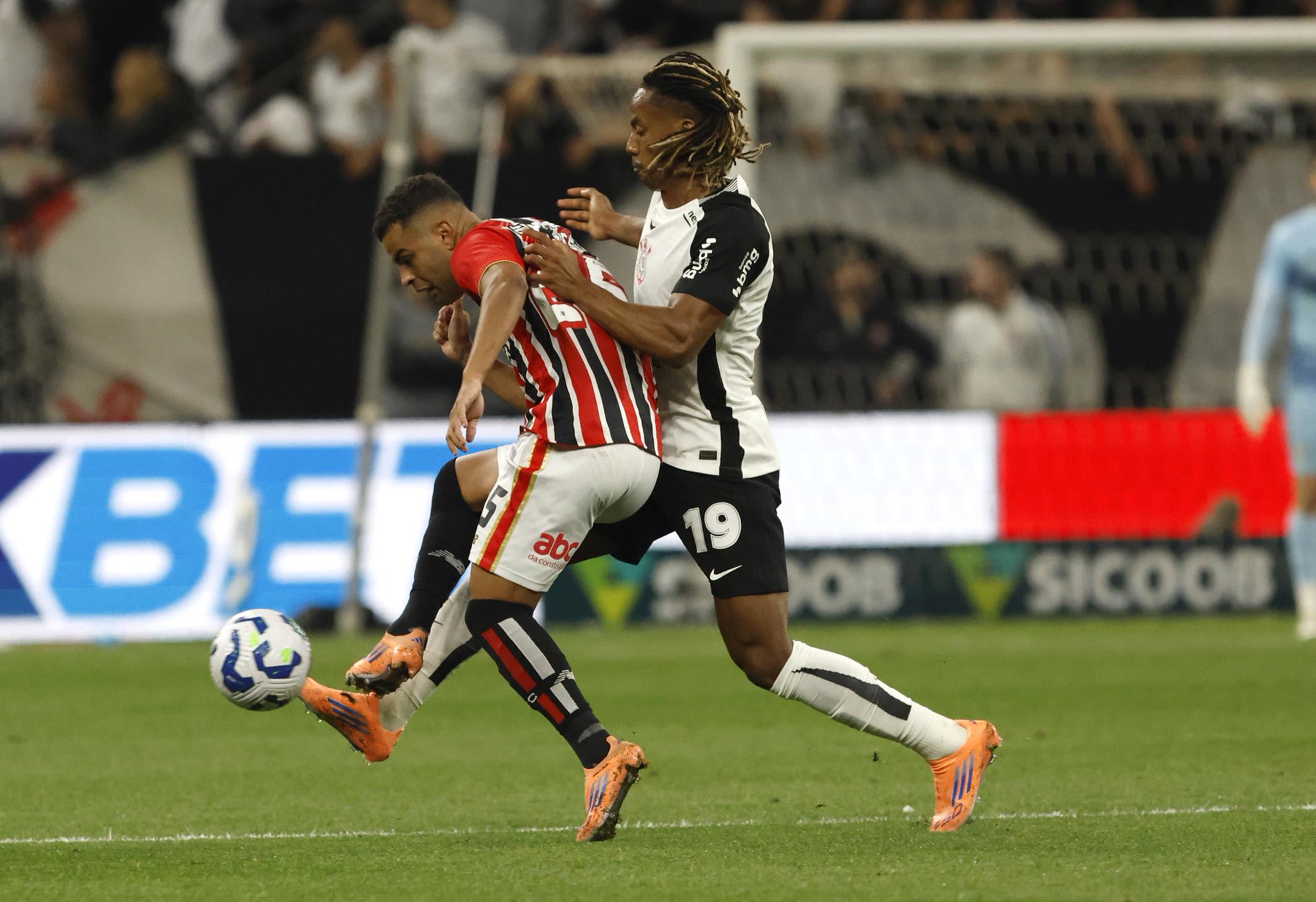 Corinthians e São Paulo se enfrentam em duelo eletrizante no Brasileirão; rivalidade em alta!