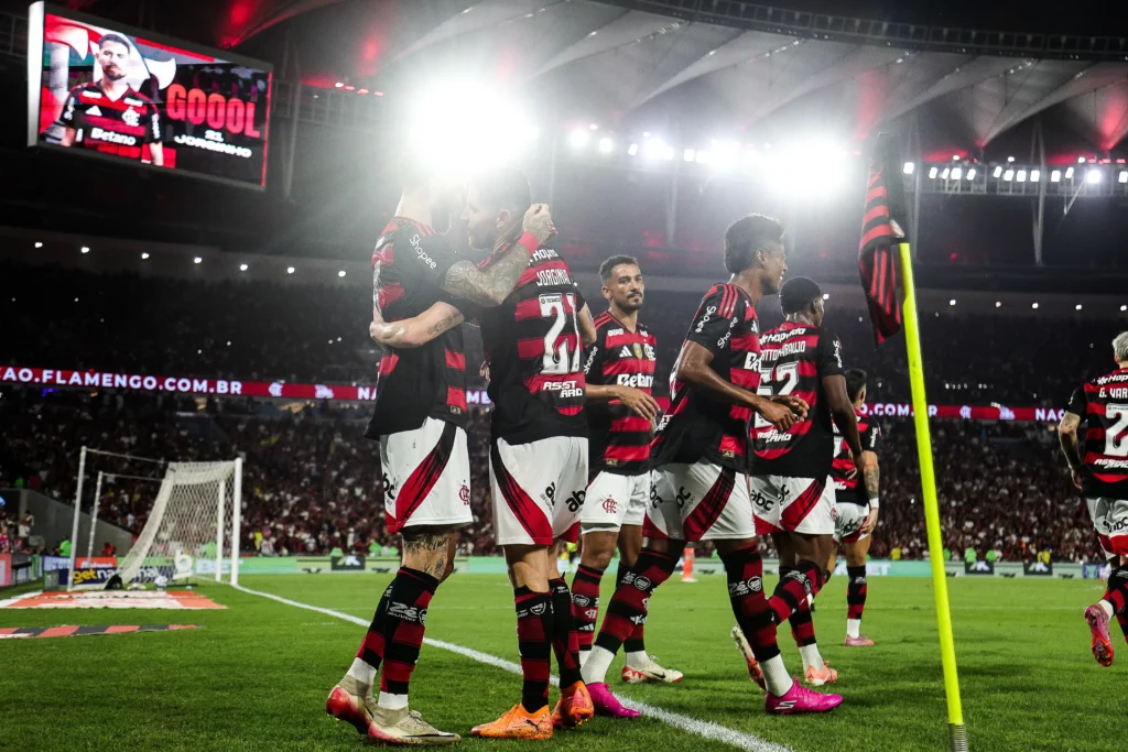 Flamengo dispara na liderança do Brasileirão ao vencer o Bragantino em grande estilo