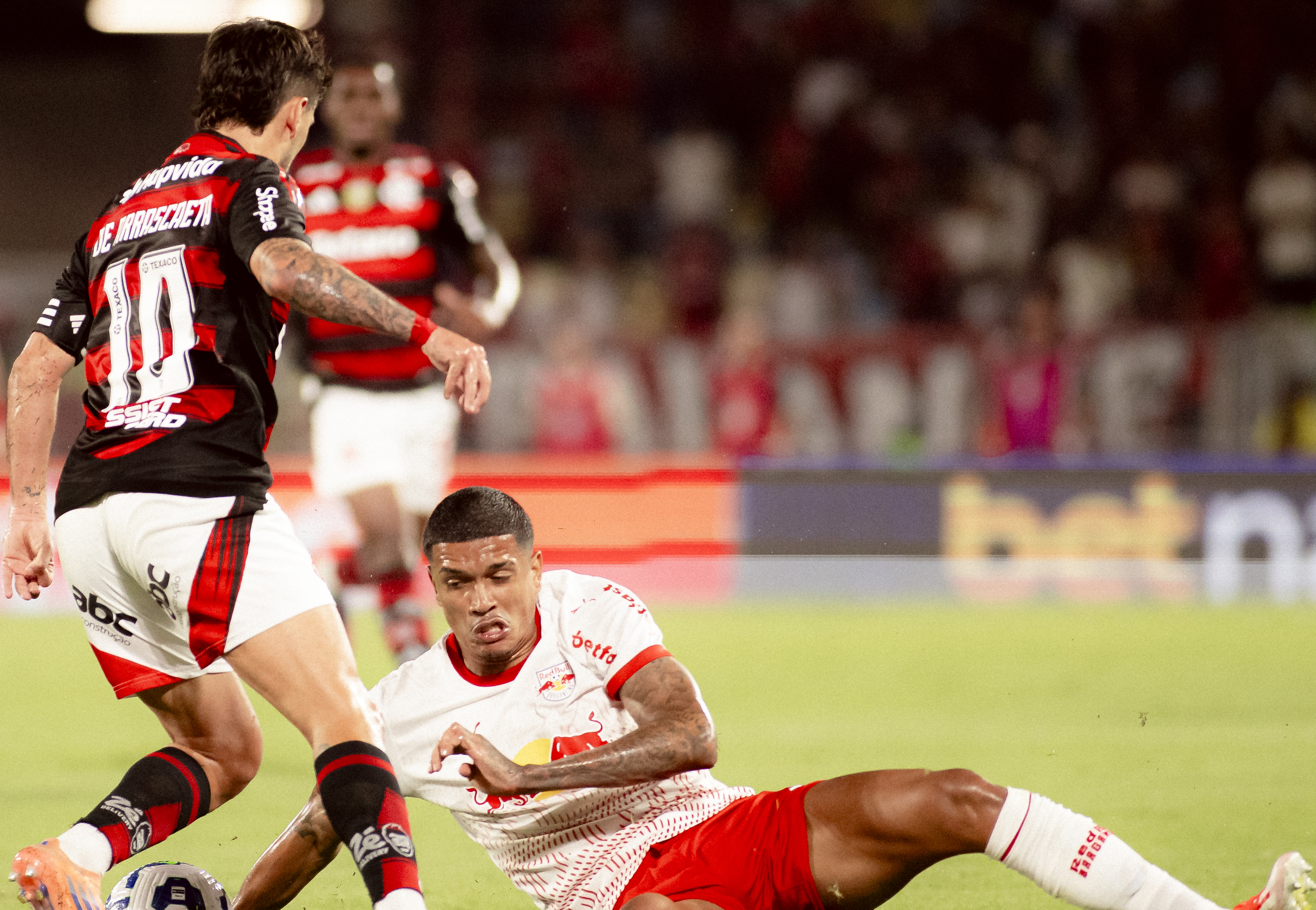 Flamengo e Bragantino disputam pontos cruciais no Brasileirão; confira os melhores lances da partida