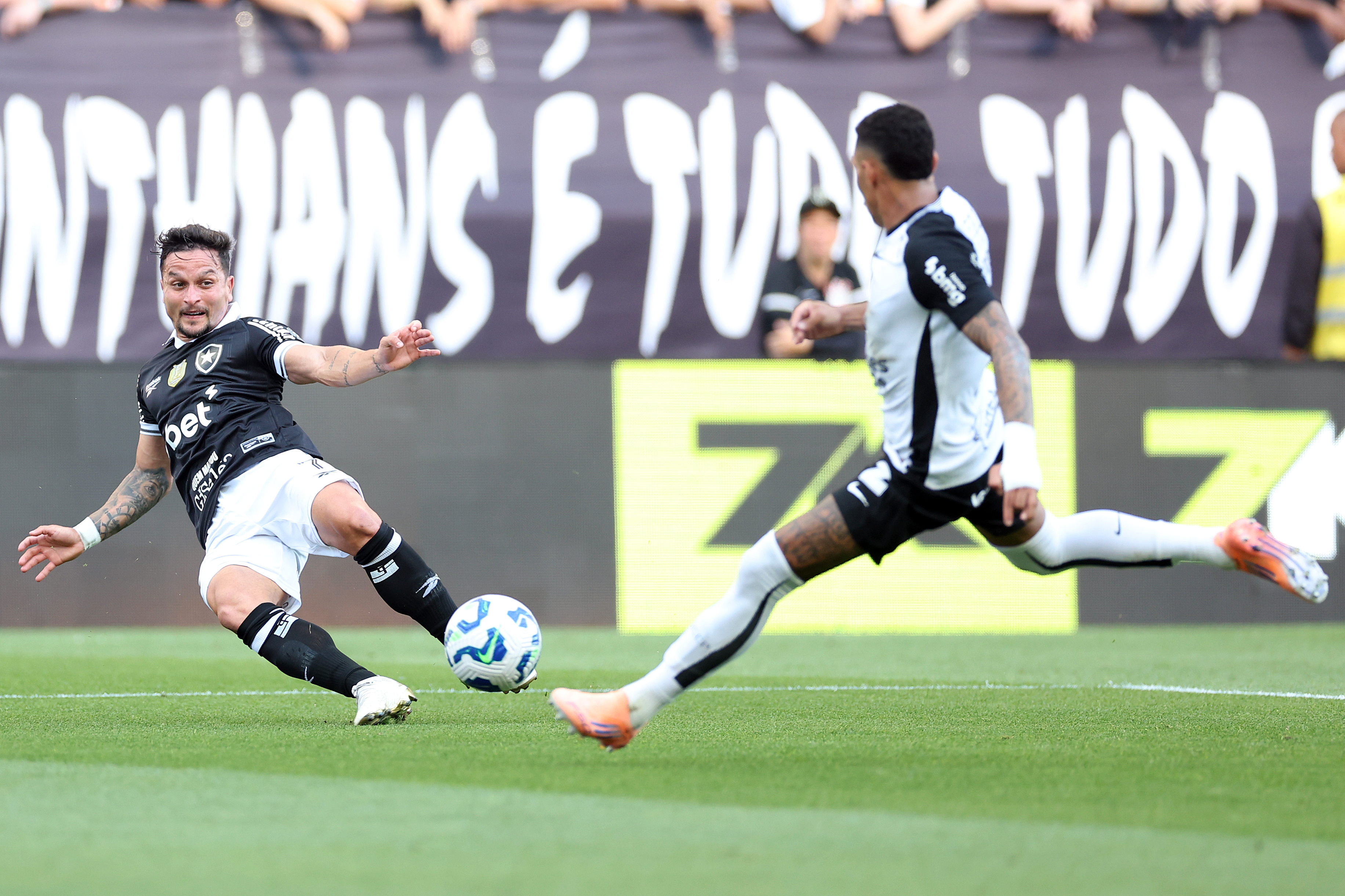 Matheuzinho desfalca Corinthians em duelo crucial contra o Fortaleza após terceiro amarelo