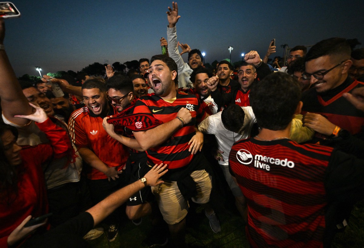 Torcedores do Flamengo se unem em oração em Lima, buscando força para o tetracampeonato na Libertadores