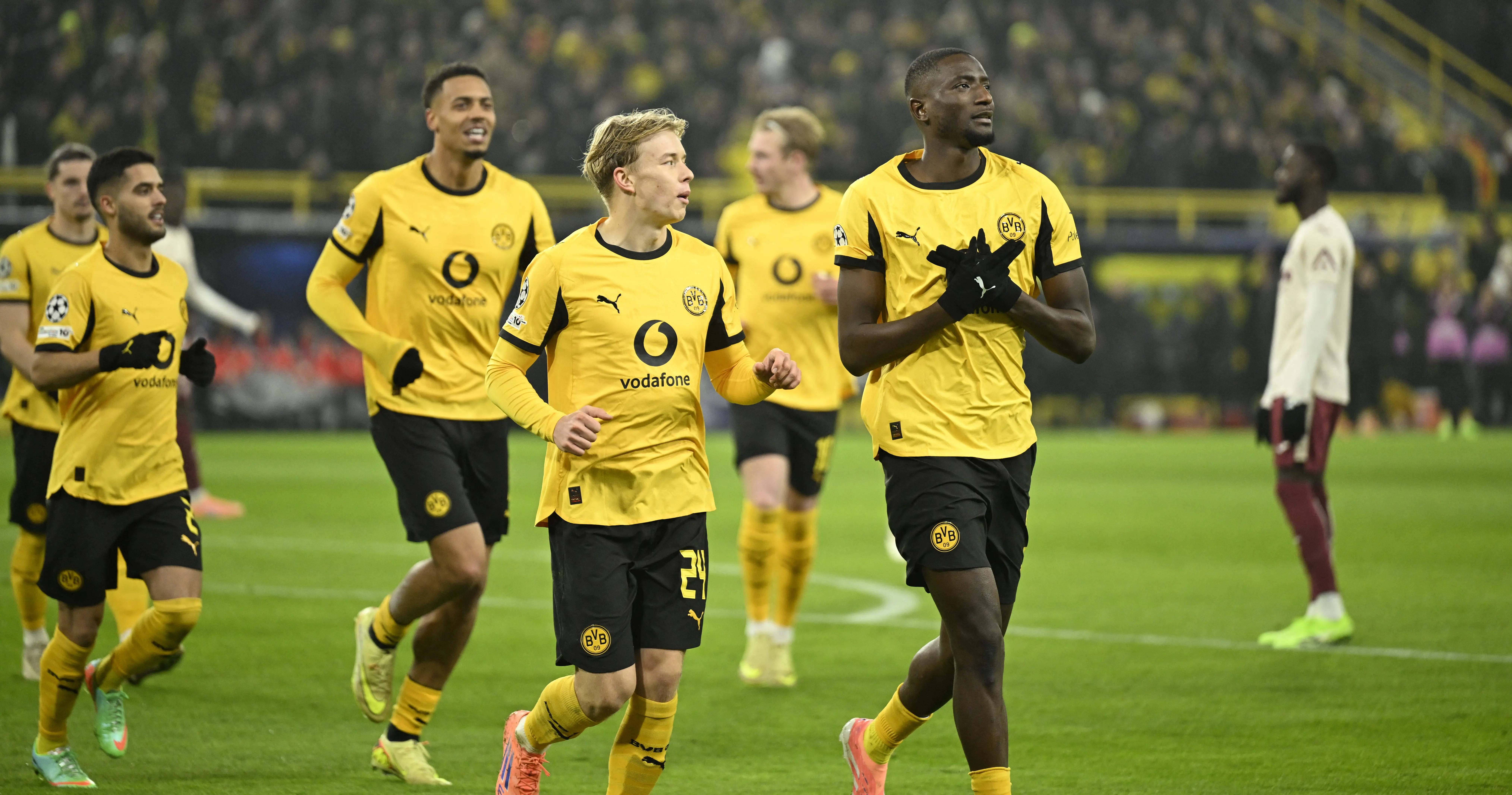 Borussia Dortmund goleia o Villarreal e entra no G8 da Champions