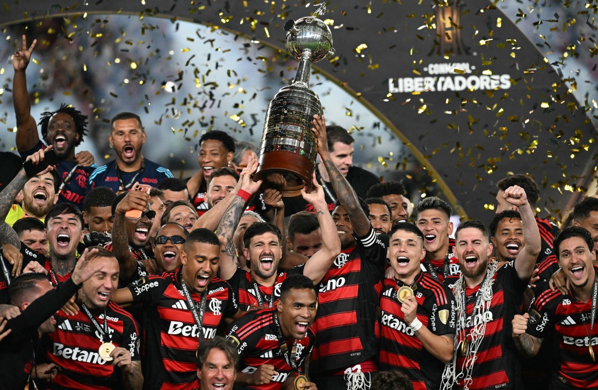 Arrascaeta celebra título da Libertadores, mas fica em silêncio sobre o Brasileirão em festa do Flamengo