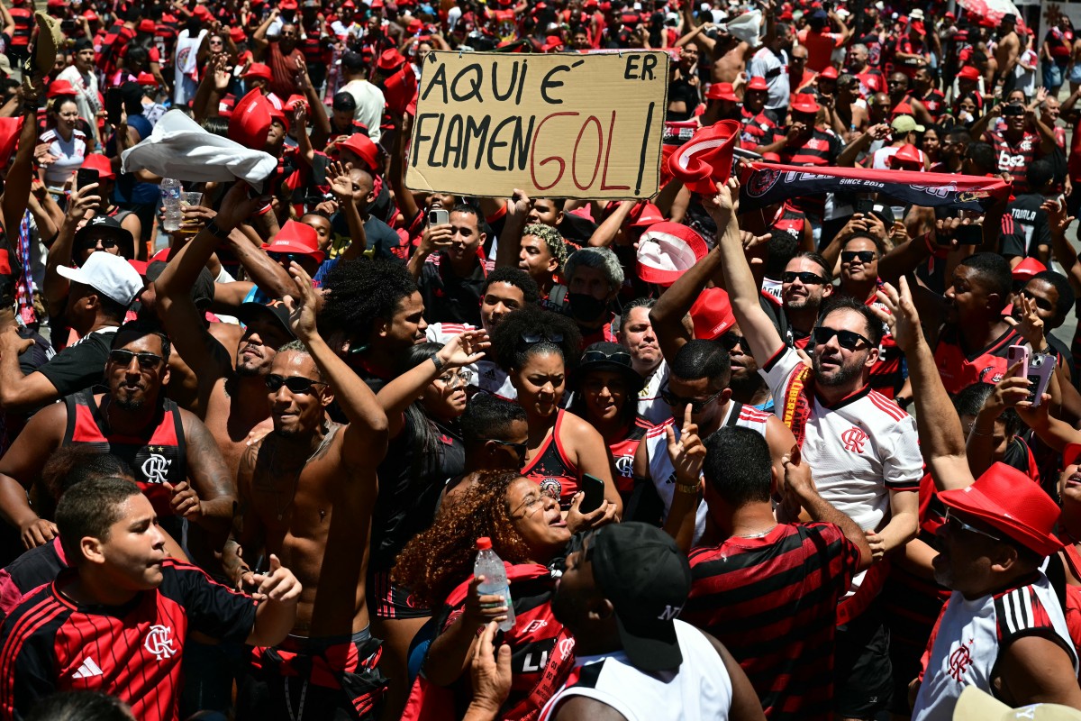 Multidão vibra ao receber elenco do Flamengo no Rio após conquista emocionante da Libertadores