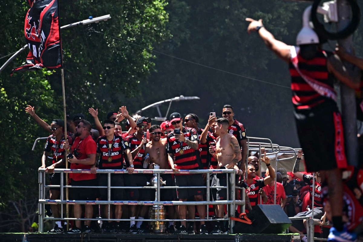 Flamengo celebra seu tetra da Libertadores em desfile de trio elétrico com multidão no RJ