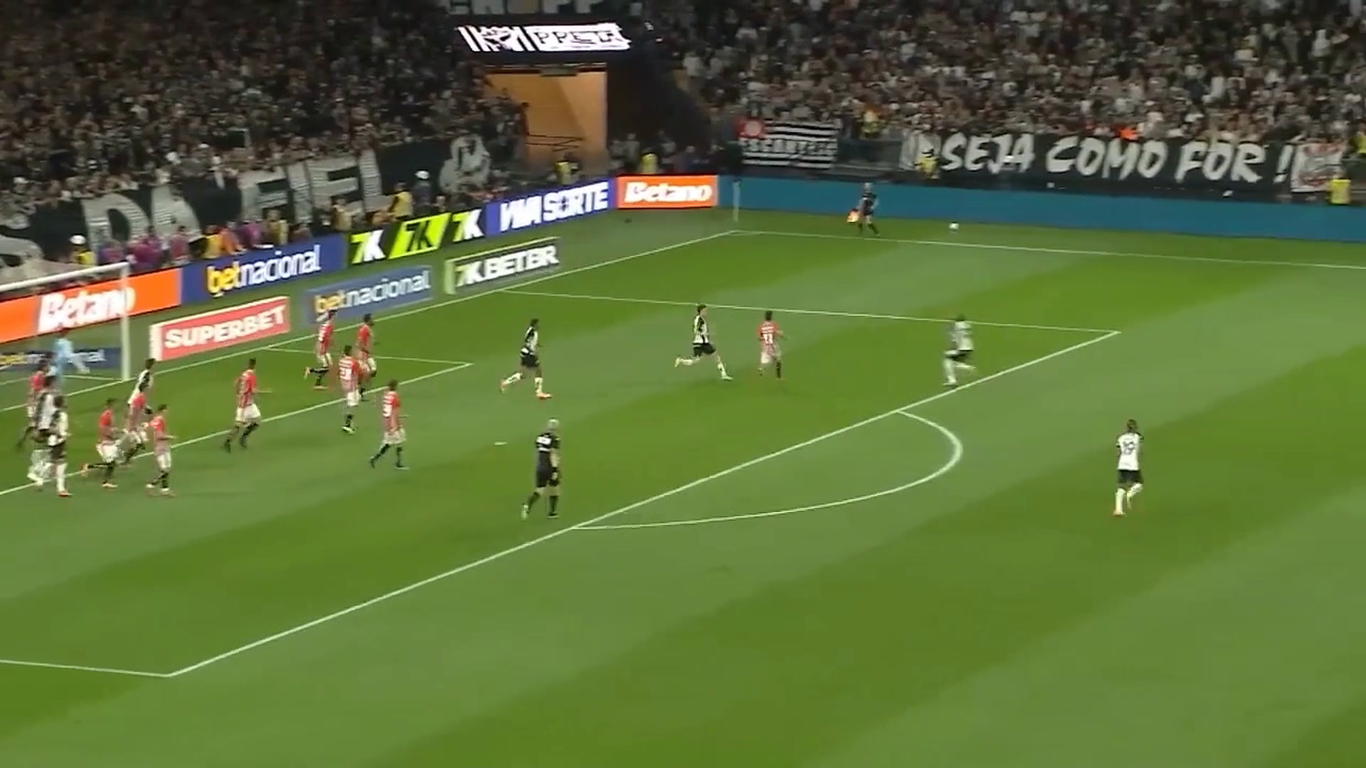 Polêmica no clássico: VAR confirma pênalti para o Corinthians e provoca reações acirradas do São Paulo