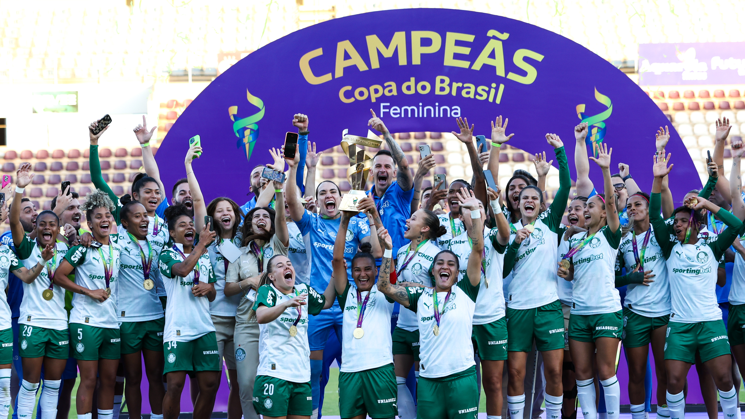 Palmeiras conquista primeiro título nacional do feminino e celebra 43° troféu sob gestão Leila Pereira