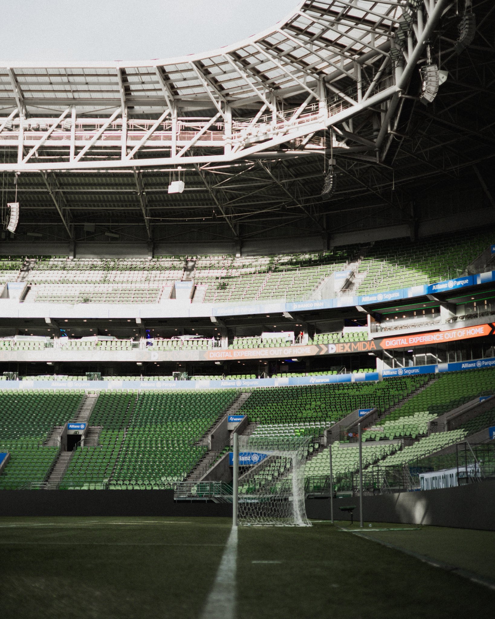 Retornos decisivos: Palmeiras ganha reforços, enquanto Vojvoda aposta em Robinho Jr. no Santos