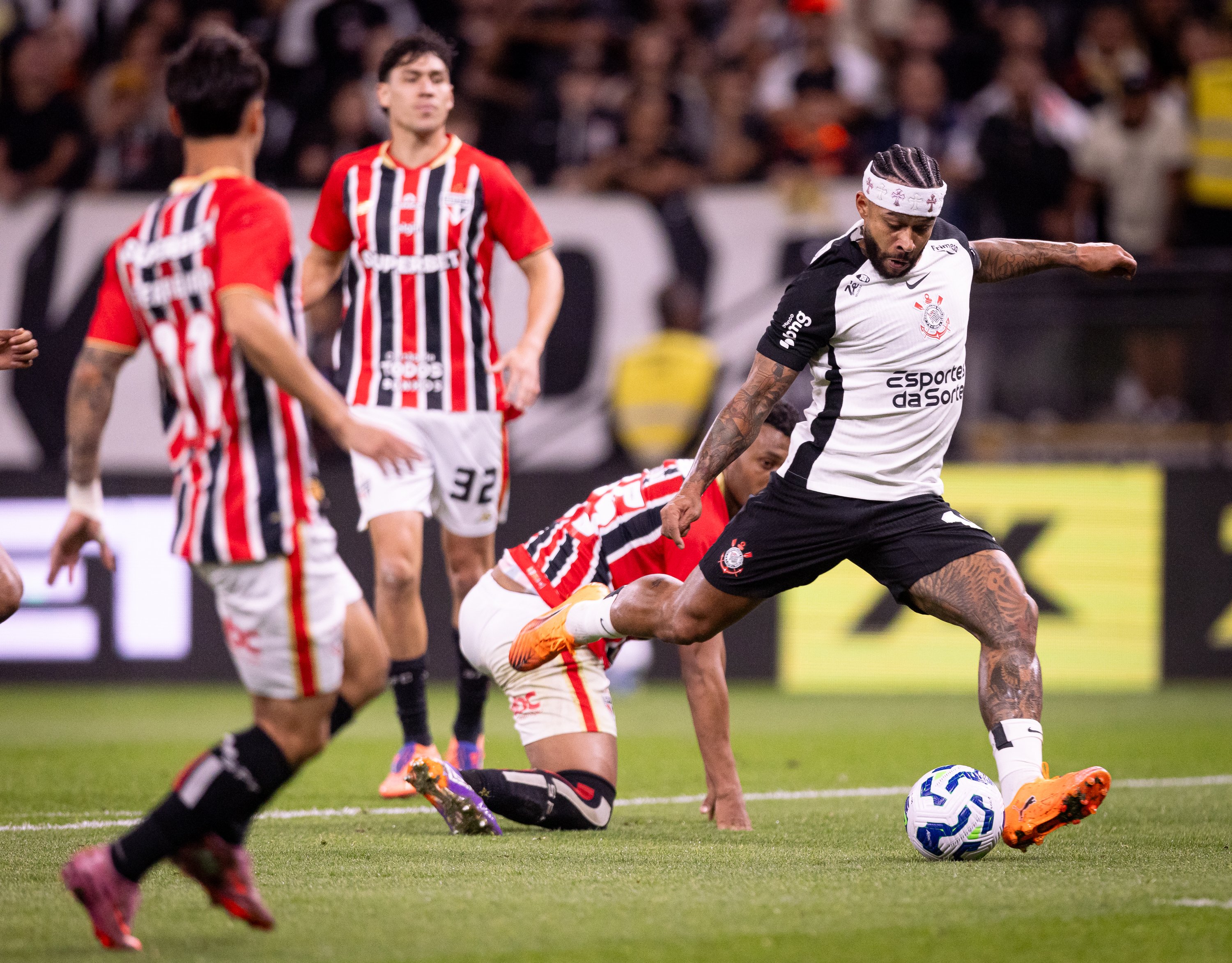 Corinthians brilha no clássico e despacha o São Paulo com vitória de 3 a 1 no Brasileirão