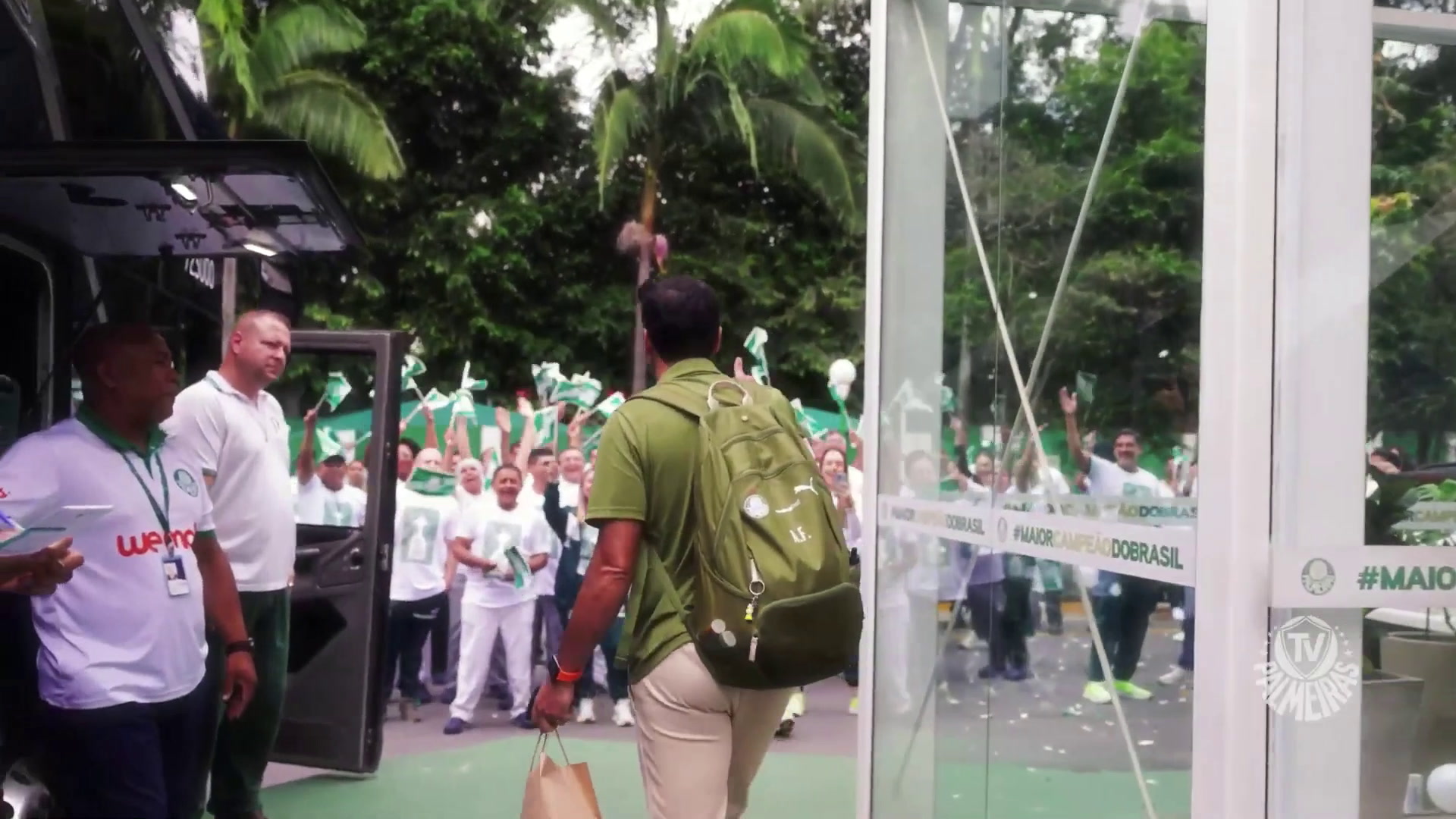 Palmeiras aterrissa em Porto Alegre; veja detalhes e bastidores da viagem do Verdão