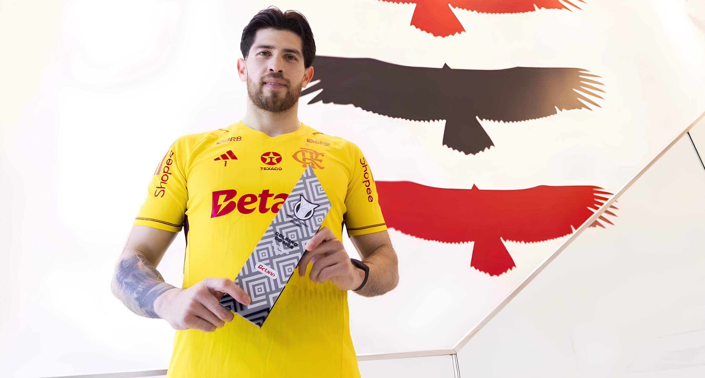 Rossi, do Flamengo, recebe prêmio de melhor goleiro do Brasileirão em outubro