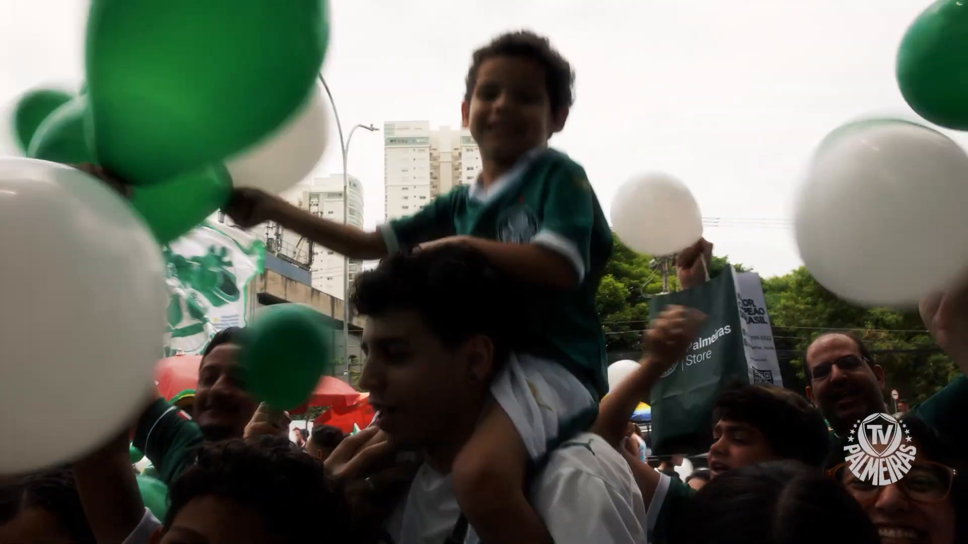 Torcida do Palmeiras reage e incentiva equipe em frente ao CT; bastidores emocionantes revelados
